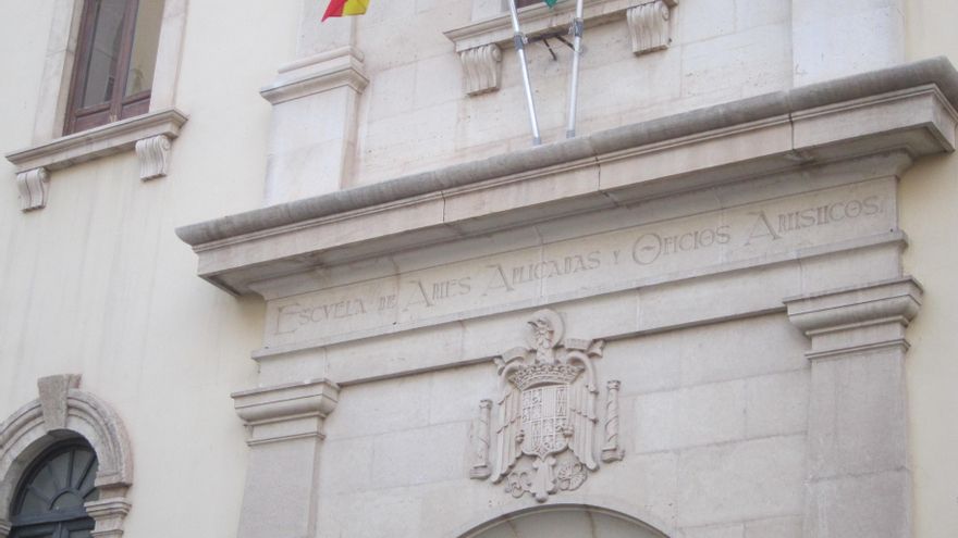 Archivo - Escudo sobre el acceso principal a la Escuela de Arte de Almería