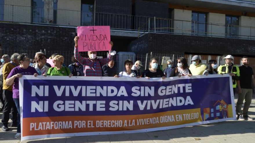 Concentración frente a las viviendas de la calle Río Guadalmena de Toledo