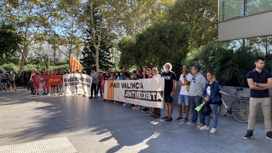 Las defensas de los neonazis acusados de las agresiones ultras del 9 d'Octubre pactan penas mínimas