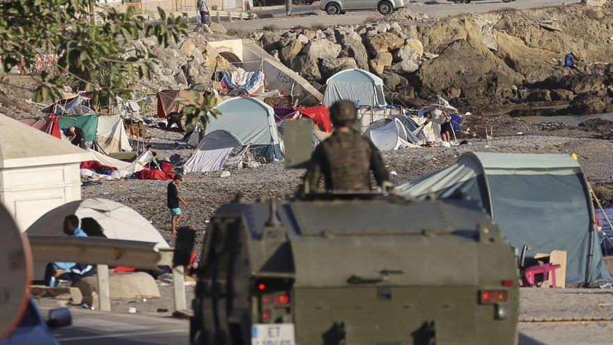 Un vehículo militar patrulla por la playa del Trampolín de Ceuta.