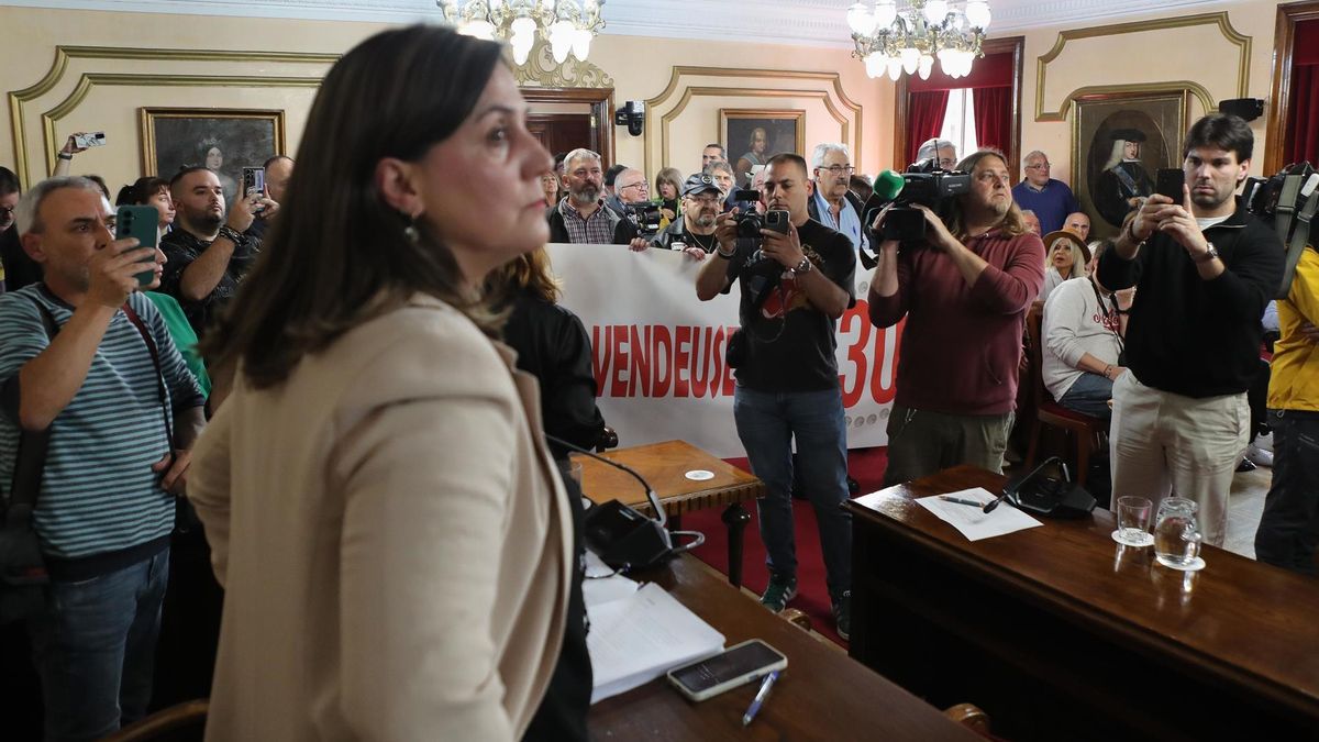 Protestas contra la tránsfuga exsocialista interrumpen el último pleno de Lugo previo a la moción de censura del PP