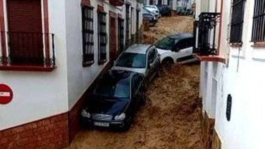 Una riada de agua y barro siembra el caos en la localidad gaditana de Setenil de las Bodegas