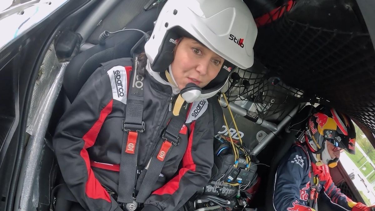 Isabel Díaz Ayuso a bordo de un coche de rallies con Carlos Sainz.