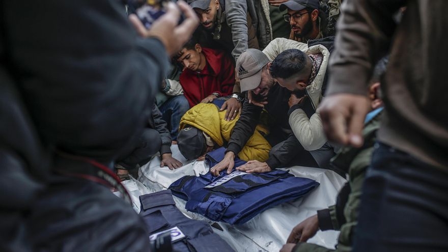 Decenas de muertos, entre ellos cinco periodistas, en los ataques nocturnos de Israel a Gaza