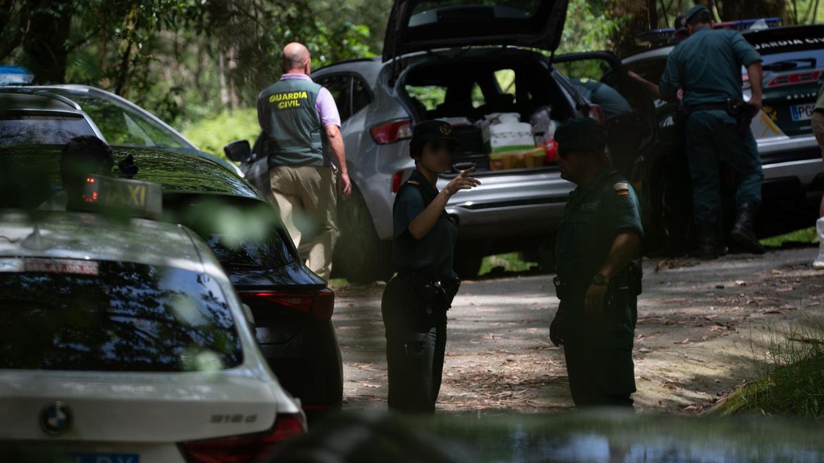 Agentes de la Guardia Civil en el lugar en el que se encontraron los cuerpos calcinados, a 31 de mayo de 2025, en Campo Lameiro, (Pontevedra)