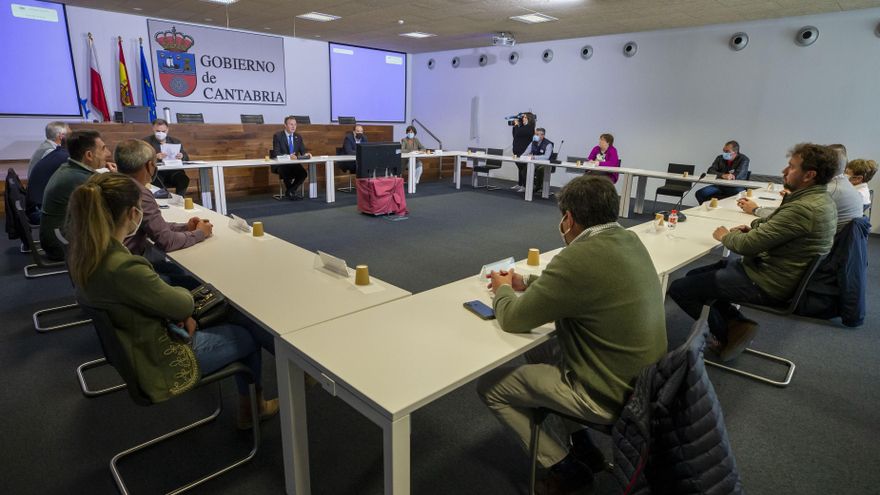 El consejero de Desarrollo Rural, Guillermo Blanco, se reúne con las organizaciones profesionales agrarias, las cooperativas agrarias y otros colectivos del sector primario afectados por los ataques del lobo.