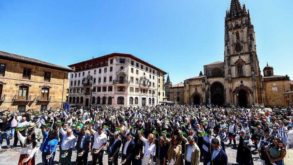 Un escanciado simultáneo reúne a 400 personas en Oviedo para conmemorar el Día Mundial de la Sidra