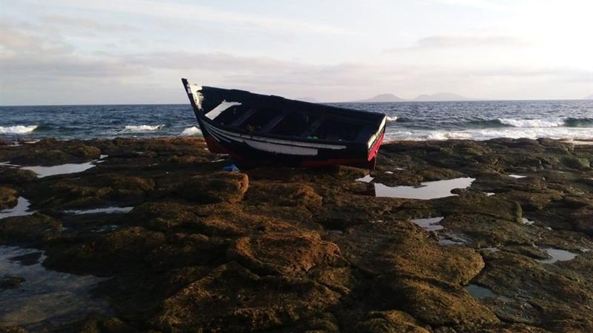 Imagen de archivo de una barca en la costas de Famara, Lanzarote