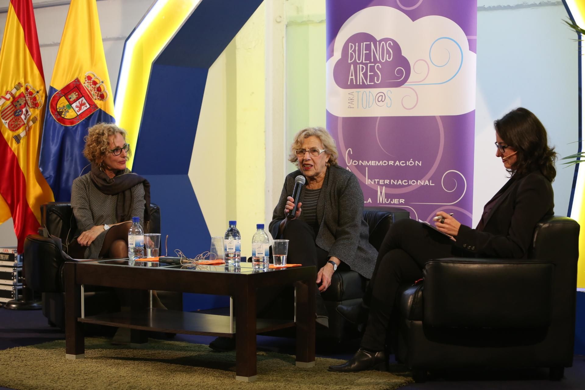 La alcaldesa de Madrid, Manuel Carmena junto a la consejera de Igualdad del Cabildo, María Nebot (I) y la periodista Thalía Rodríguez. (ALEJANDRO RAMOS)
