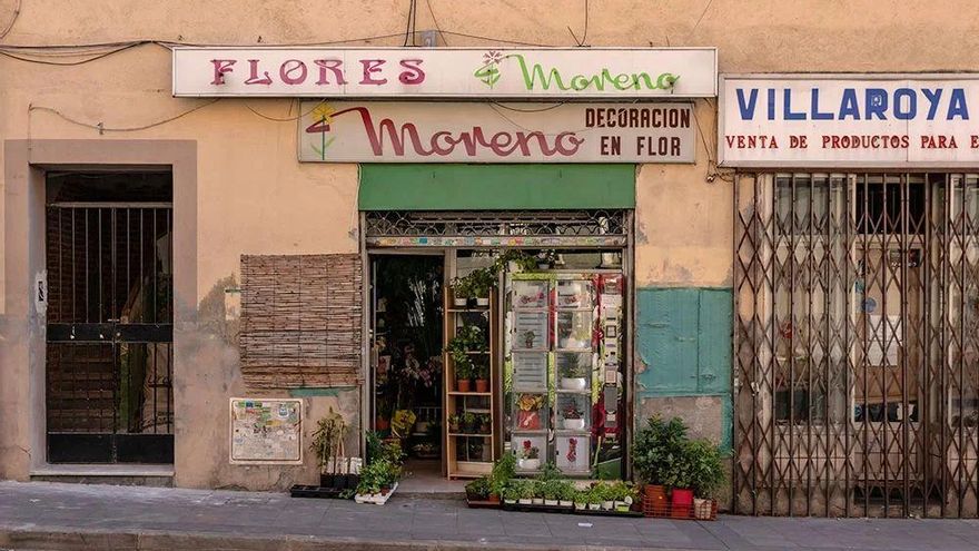 Toñi Moreno continúa el oficio artesanal de florista que empezara con su padre en la calle de Pinos Alta