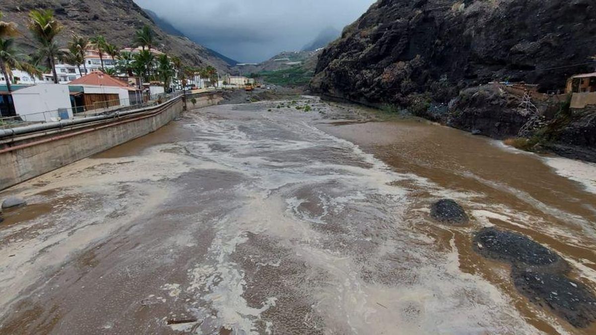 Desembocadura del Barranco de Las Angustias, en el barrio de El Puerto de Tazacorte, este martes, con agua corriendo. LUIS MIGUEL MARTÍN LORENZO