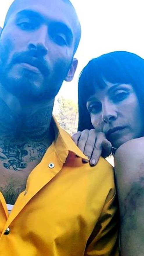 El actor Edgar Vittorino posa con el mono amarillo junto a Najwa Nimri