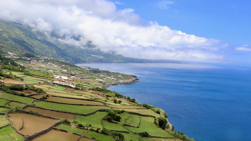 Costa de Laje do Pico. Aquí se alternan los pastos y grandes manchas de bosque nativo.