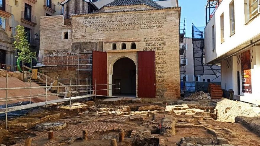 Un milenio bajo el suelo: una excavación en Toledo saca a la luz una gran fuente ornamental islámica