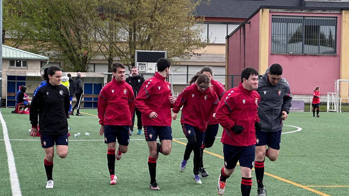 Osasuna Geniune calentando en el Torneo Comunidad Foral de Navarra F8 Inclusivo