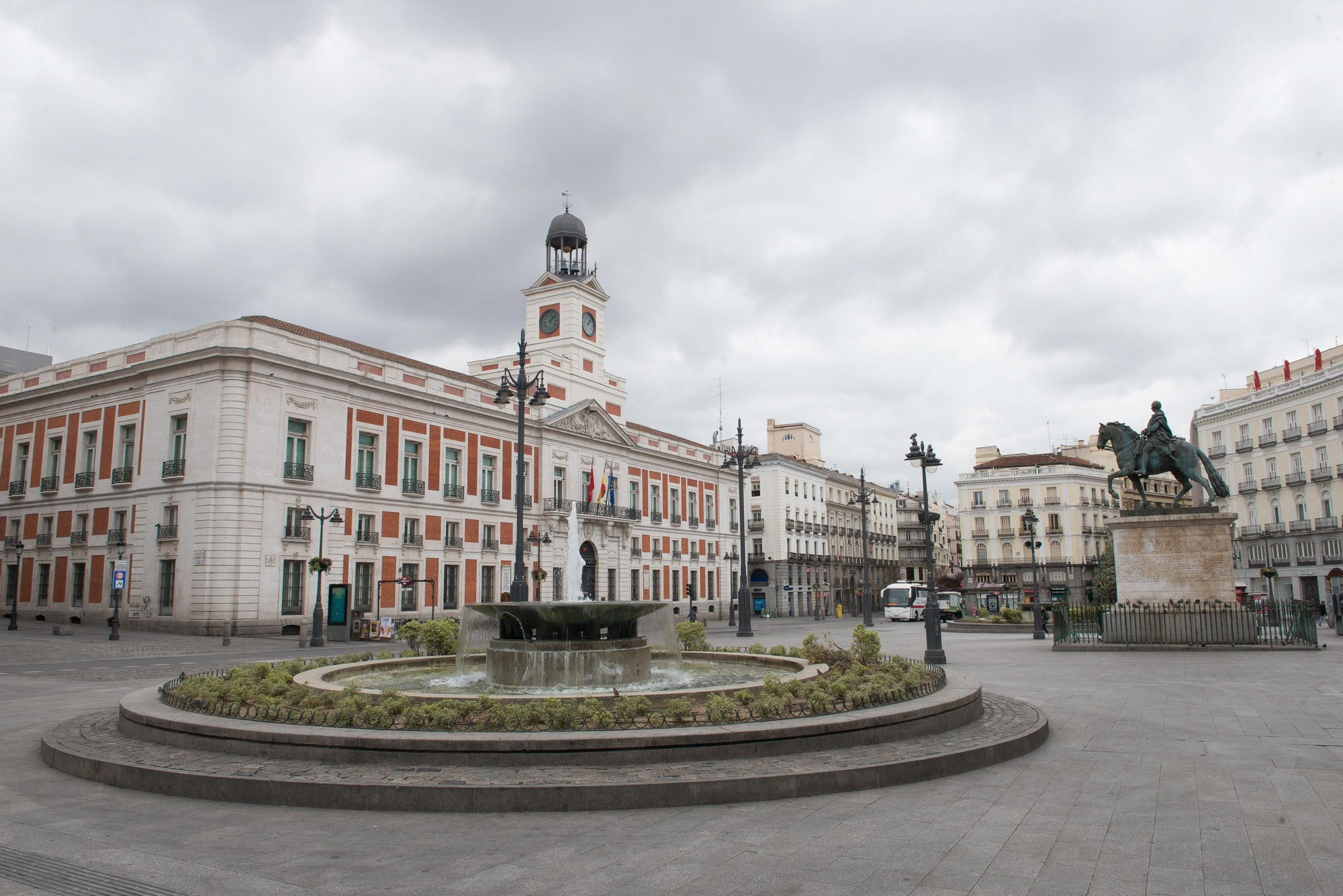 La turística Puerta del Sol madrileña vacía durante el estado de alarma decretado por el coronavirus