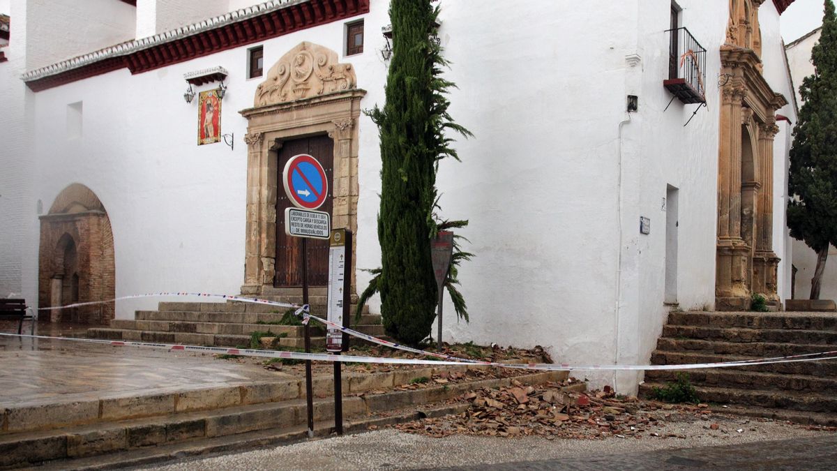 Destrozos en la tejado de la torre de la Iglesia de San Miguel el Bajo, en el Albaicín, producidos por el terremoto en Granada.