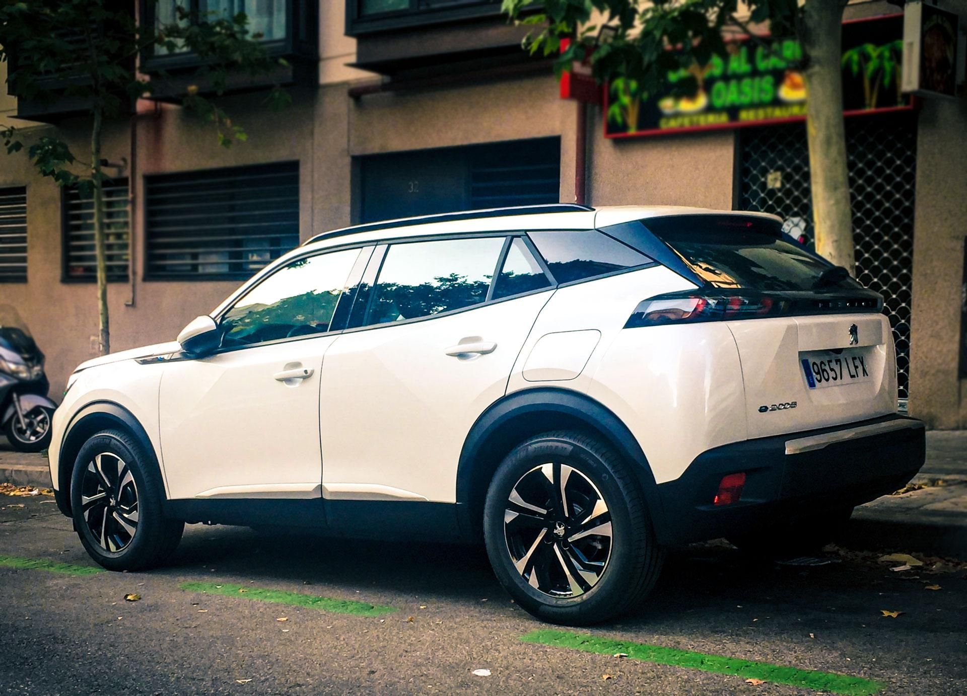 Visión trasera del nuevo eléctrico de Peugeot, el e-2008