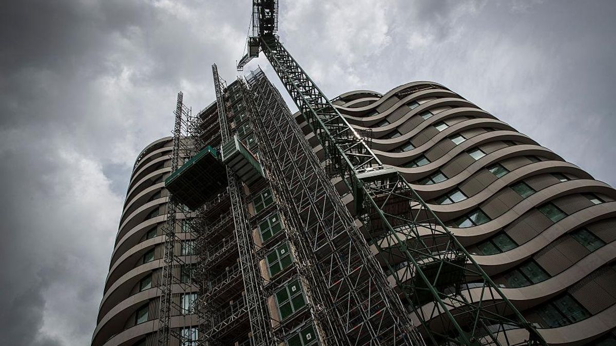 El edificio de apartamentos de lujo Riverwalk, en Londres, durante su construcción en junio de 2015.