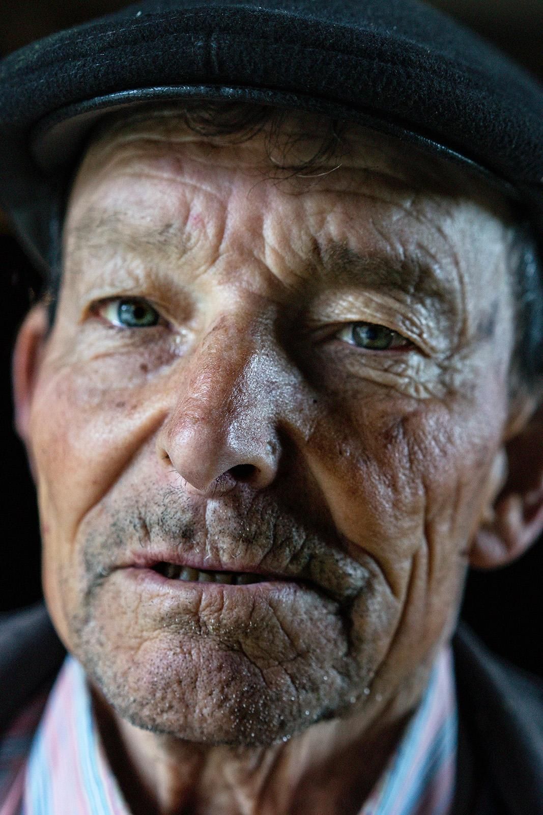 Manuel, de 79 años, vive en la Serra de San Mamede (Ourense)
