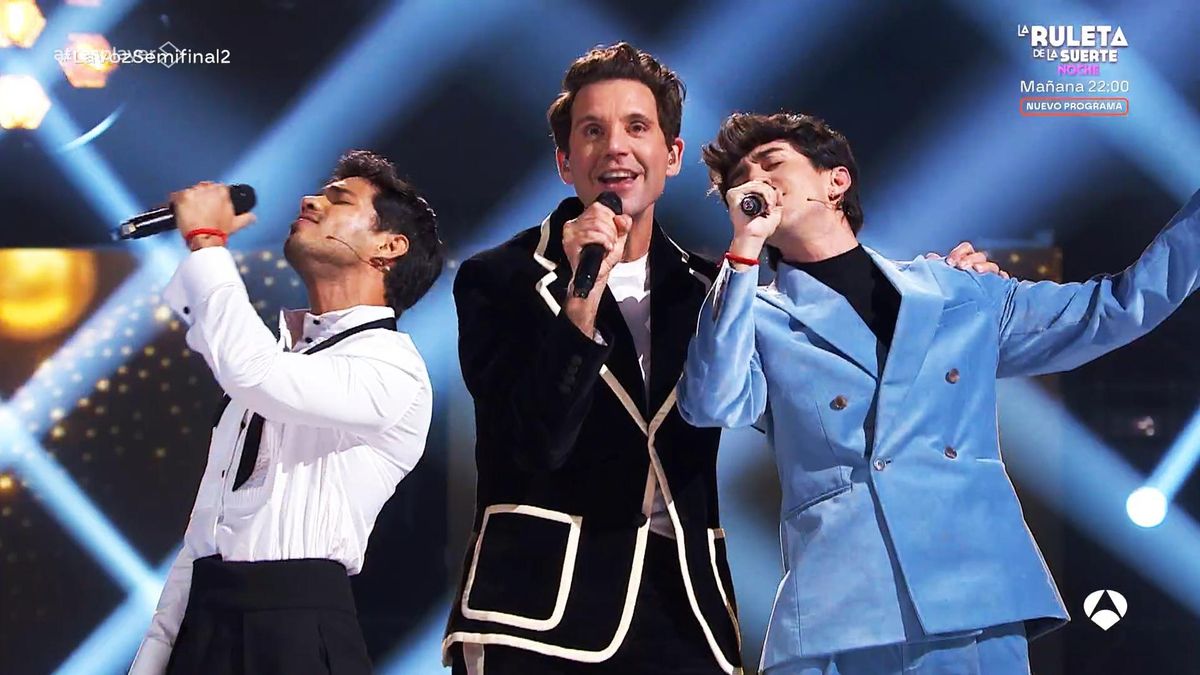 Mika con sus semifinalistas en la penúltima gala de 'La Voz 2025'