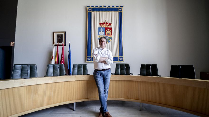 Archivo - El alcalde de Fuenlabrada, Javier Ayala, posa para Europa Press, en el Ayuntamiento de Fuenlabrada