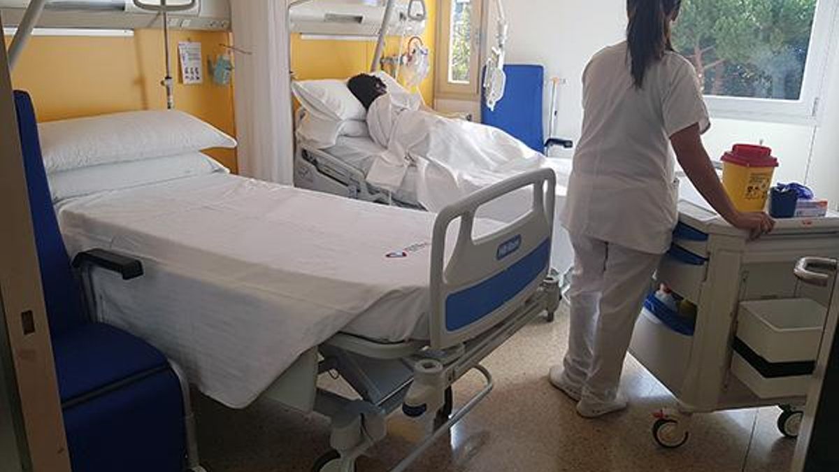 Una habitación doble de la Unidad de Fragilidad Compartida de los hospitales Sant Rafael y Vall d'Hebron, en Barcelona