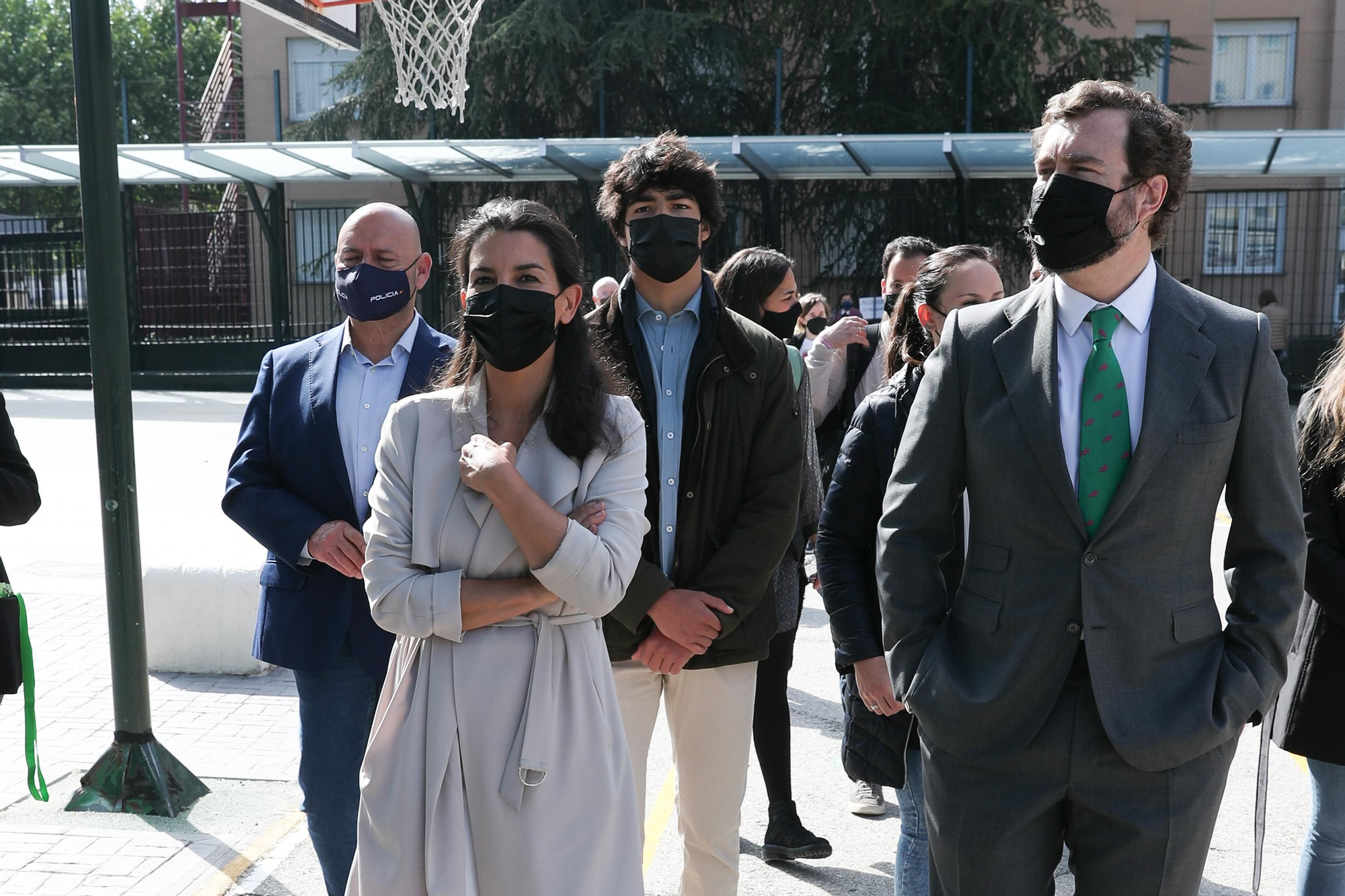 Rocío Monasterio ha acudido a votar acompañada por su marido