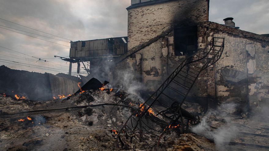Destrucción por la guerra en Sivers'k, Ucrania.