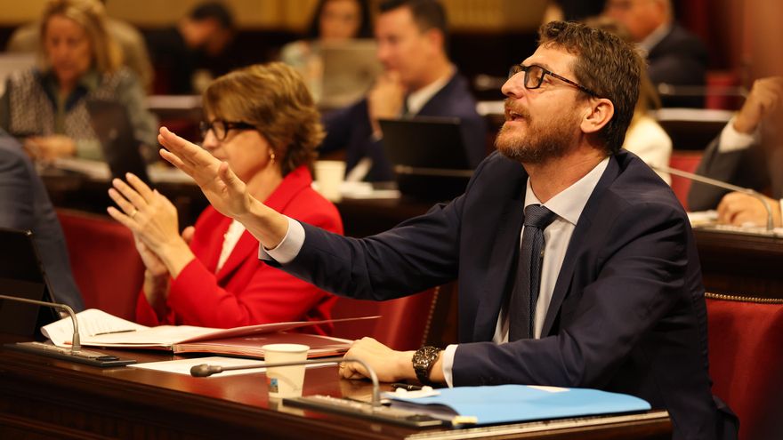 El PP responde a Vox por no querer colgar la bandera LGTBI en el Parlament balear: "No puede manejarlo como su cortijo"