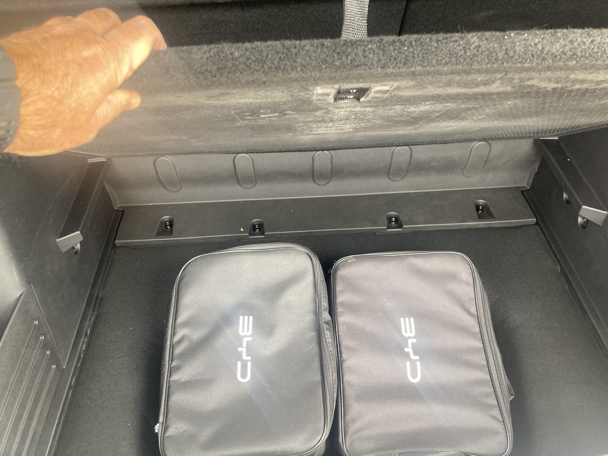 O fundo duplo do porta-malas é ideal para transportar cabos de carregamento.