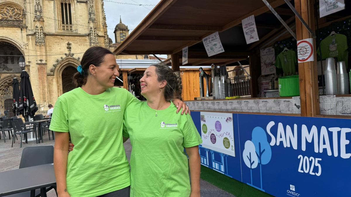 Carmen y Alba, en su chiringuito en Oviedo, donde reparten "abrazos verdes"