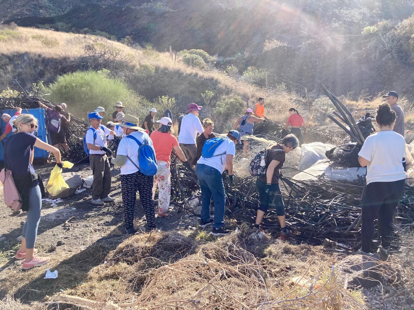Limpieza de 'basuraleza' en la zona de El Remo.