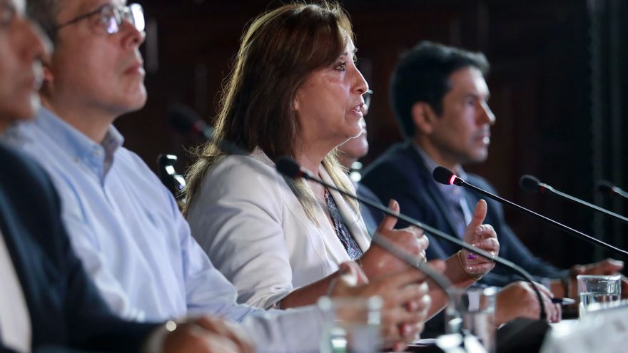 Fotografía cedida por la Presidencia de Perú de la mandataria, Dina Boluarte (c), rodeada por miembros de su gabinete durante una rueda de prensa hoy, en Lima (Perú). 