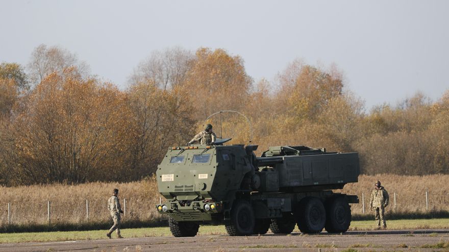 Vista de un vehículo de Sistema de Cohetes de Artillería de Alta Movilidad (HIMARS, en inglés) de EE.UU., en una fotografía de archivo. EFE/Tp, Kalnins