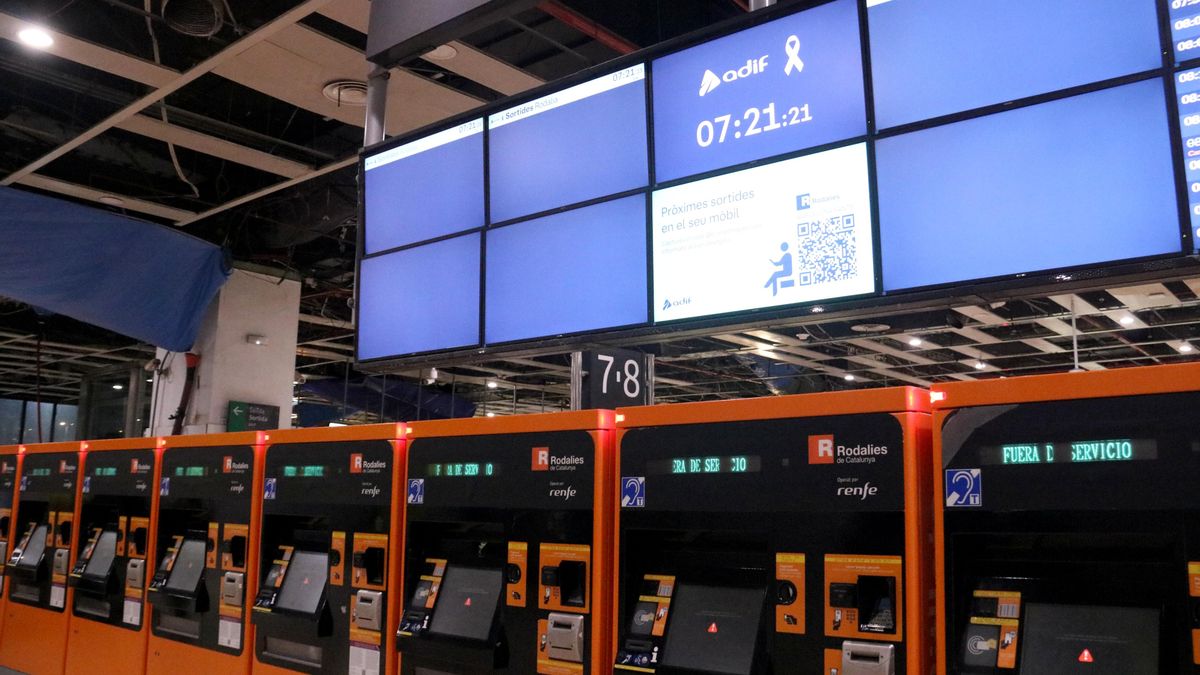 Pantallas sin anunciar trenes, en la estación de Sants (Barcelona).