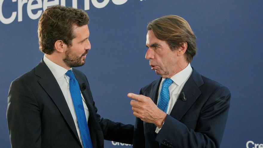 El líder del PP, Pablo Casado, y quien fuese su mentor, el expresidente José María Aznar (d), en la convención nacional del partido que tiene lugar hoy en Sevilla. EFE/Julio Muñoz