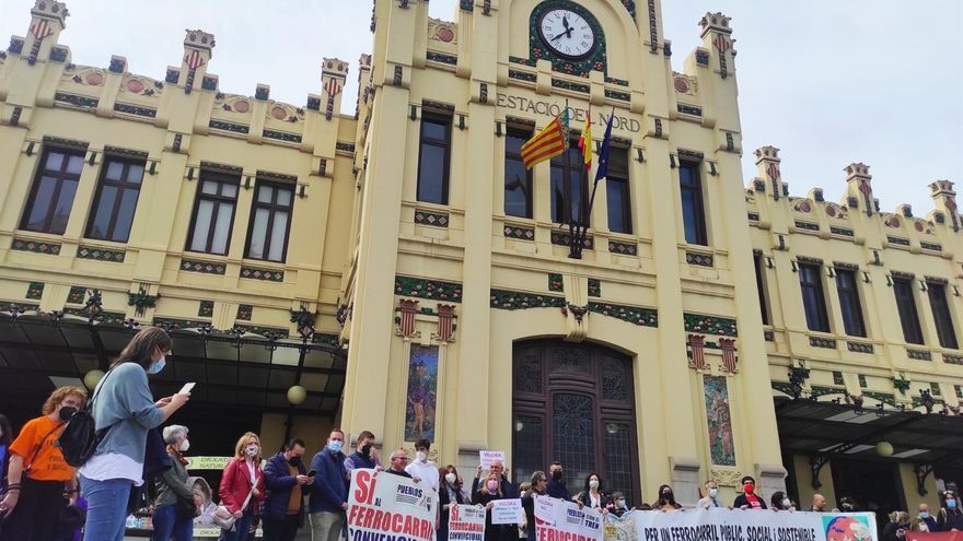 Nuevas protestas denuncian el cierre de línea Utiel-Cuenca-Aranjuez: "No se pueden hacer políticas contra la España vaciada"