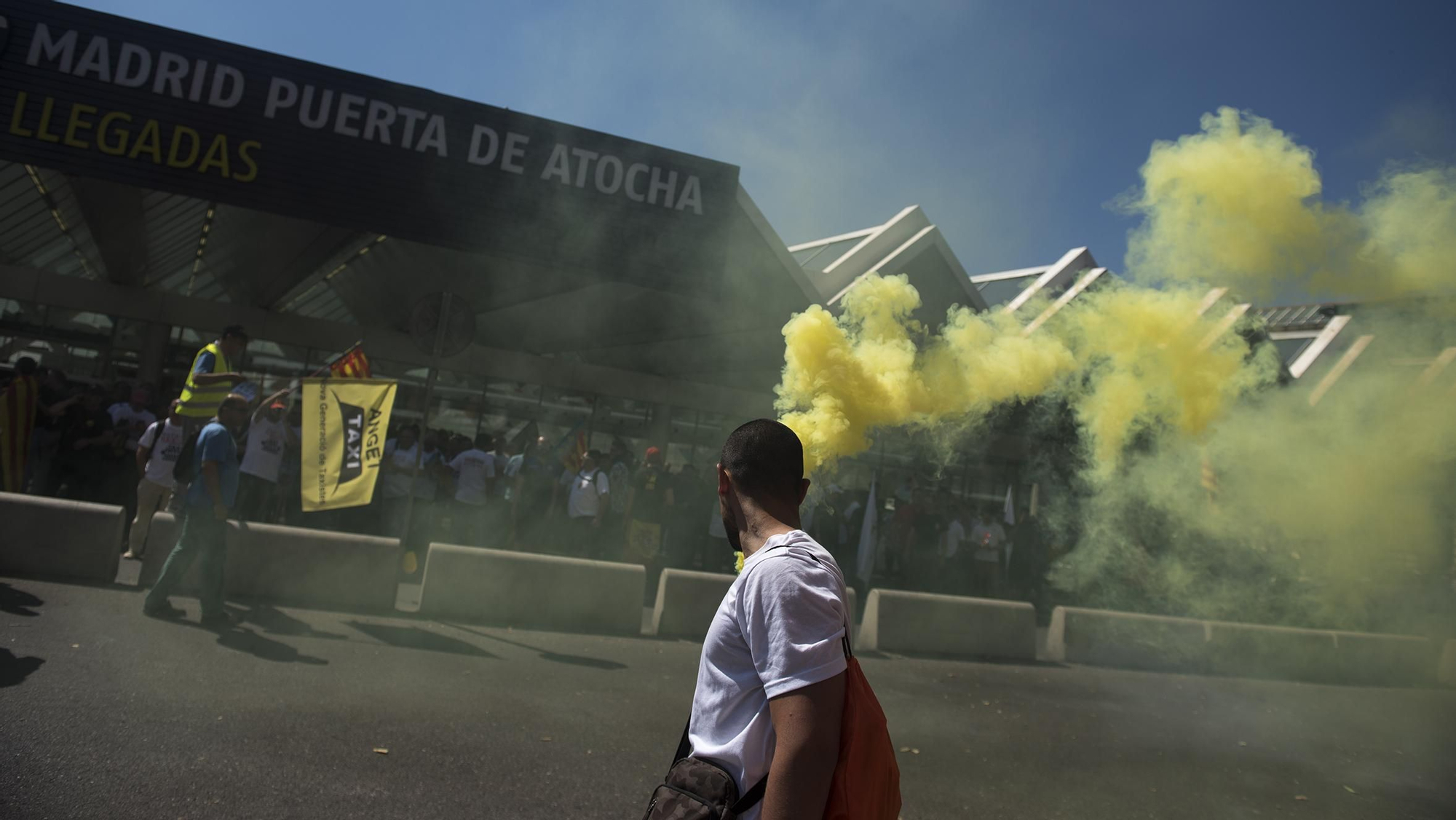 Protesta de taxistas frente a la Estación de Atocha, en Madrid. Foto: Fernando Sánchez