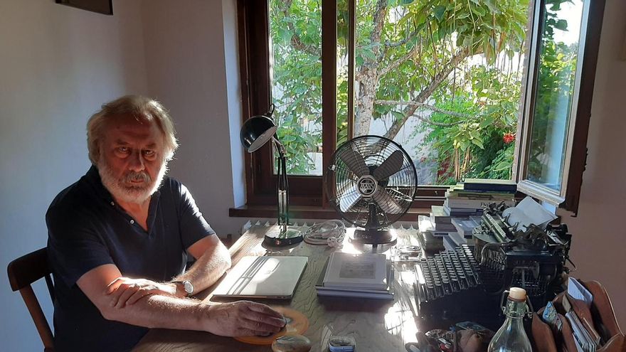 El escritor Julio Llamazares, en su casa de La Mata de Bérbula.