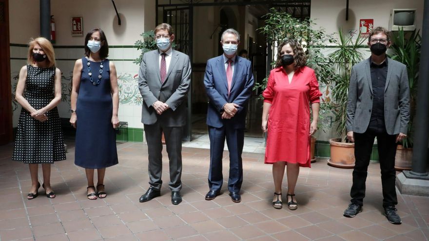 Ximo Puig junto a los miembros del Consell Audiovisual valenciano.