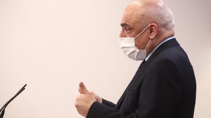 El secretario general del Grupo Socialista en el Congreso, Rafael Simancas, ofrece una rueda de prensa en la Cámara Baja