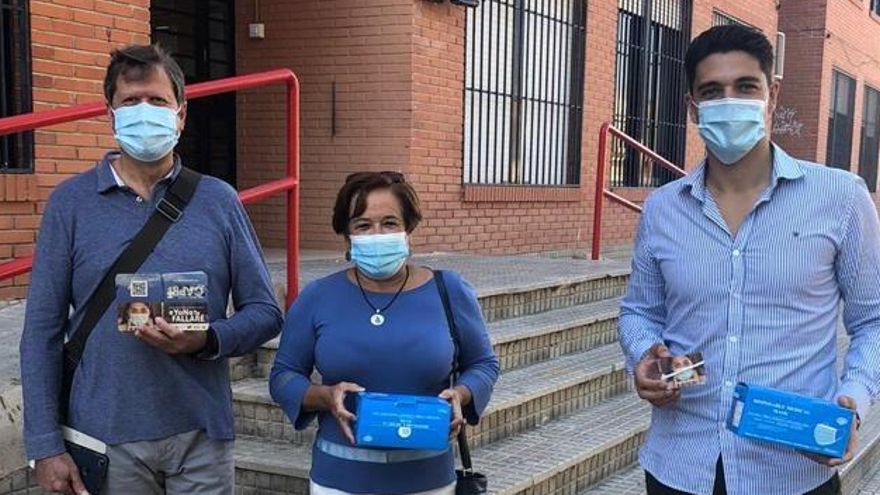 El edil de Juventud y la edila de Educación durante el reparto de mascarillas en los centros de secundaria