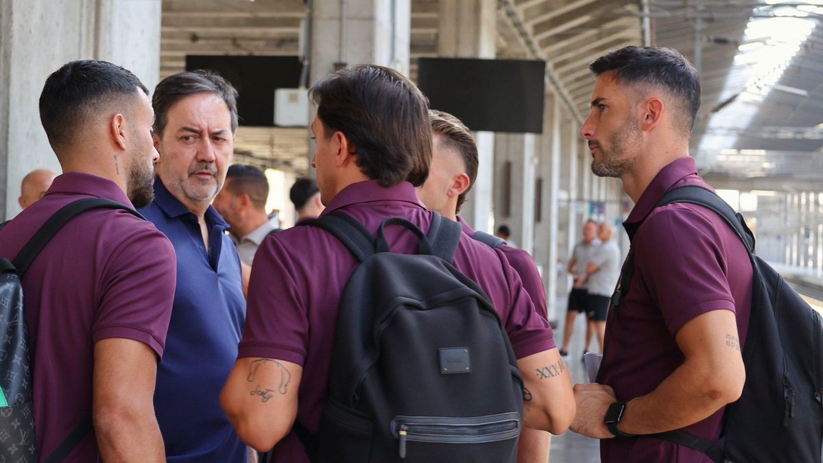 Jugadores del Córdoba CF, en la estación antes de un desplazamiento de esta temporada