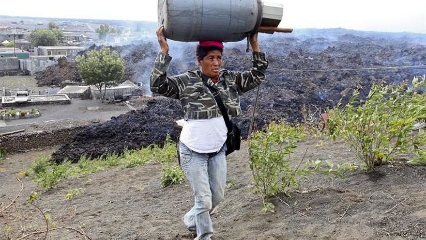 Una persona recoge enseres de la zona afectada por la lava en Chã das Caldeiras.