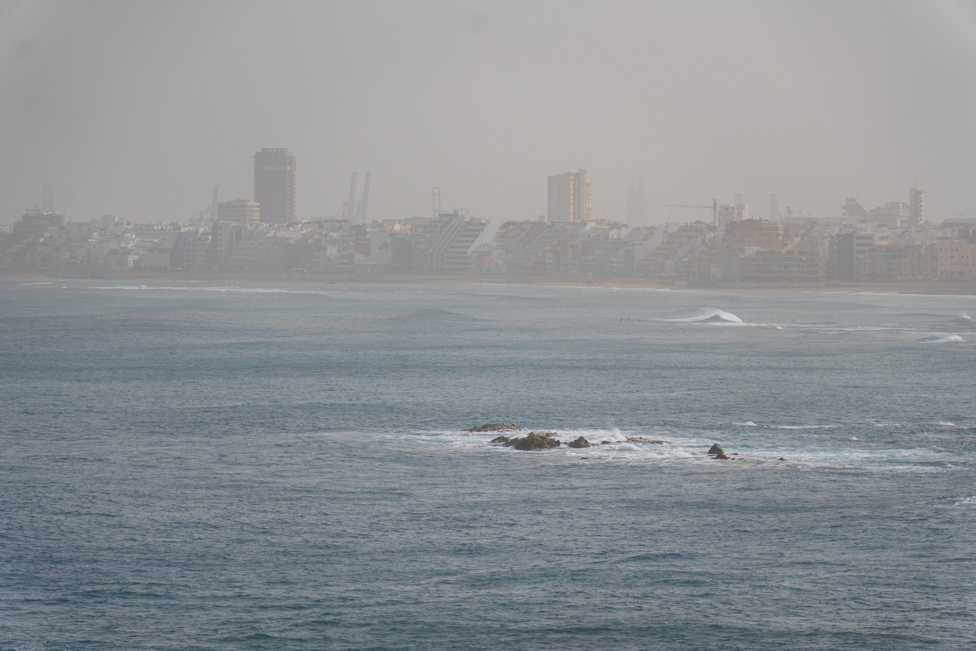 Las Palmas de Gran Canaria bajo una intensa calima este lunes