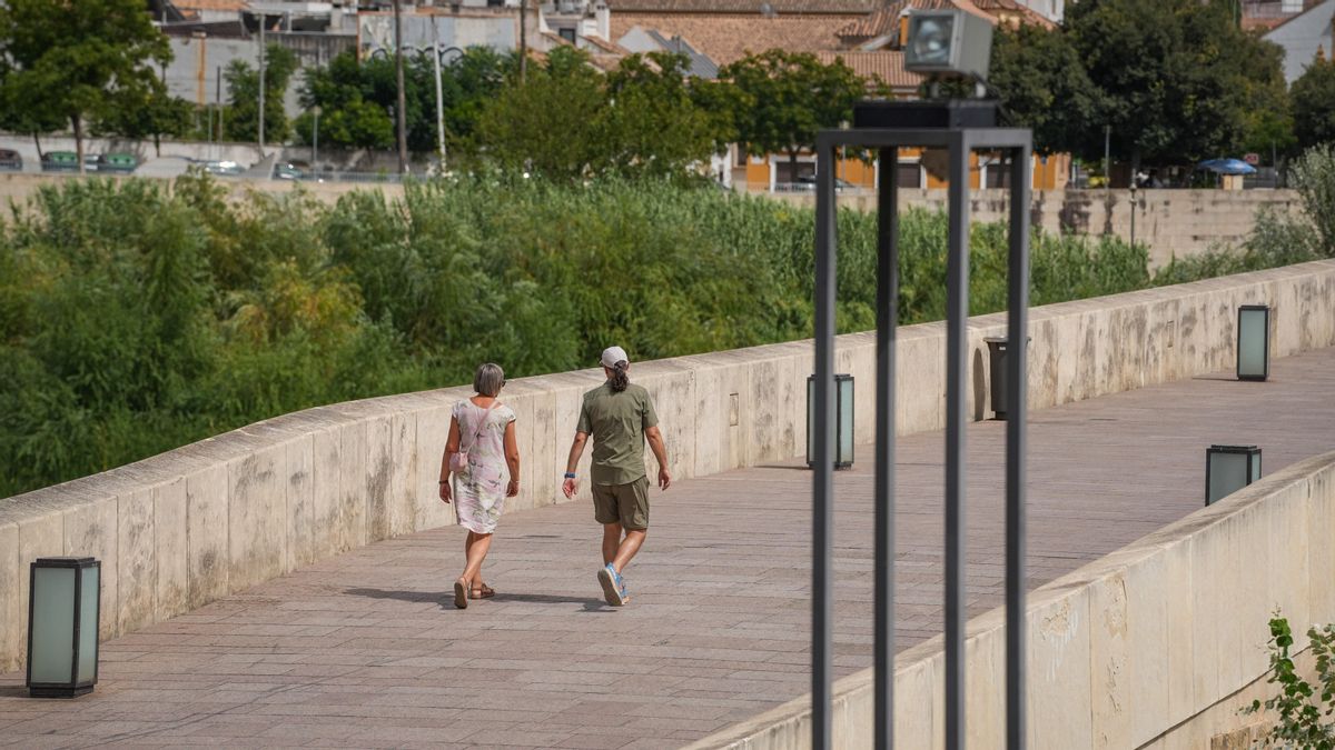 Turistas paseando por el Puente Romano de Córdoba