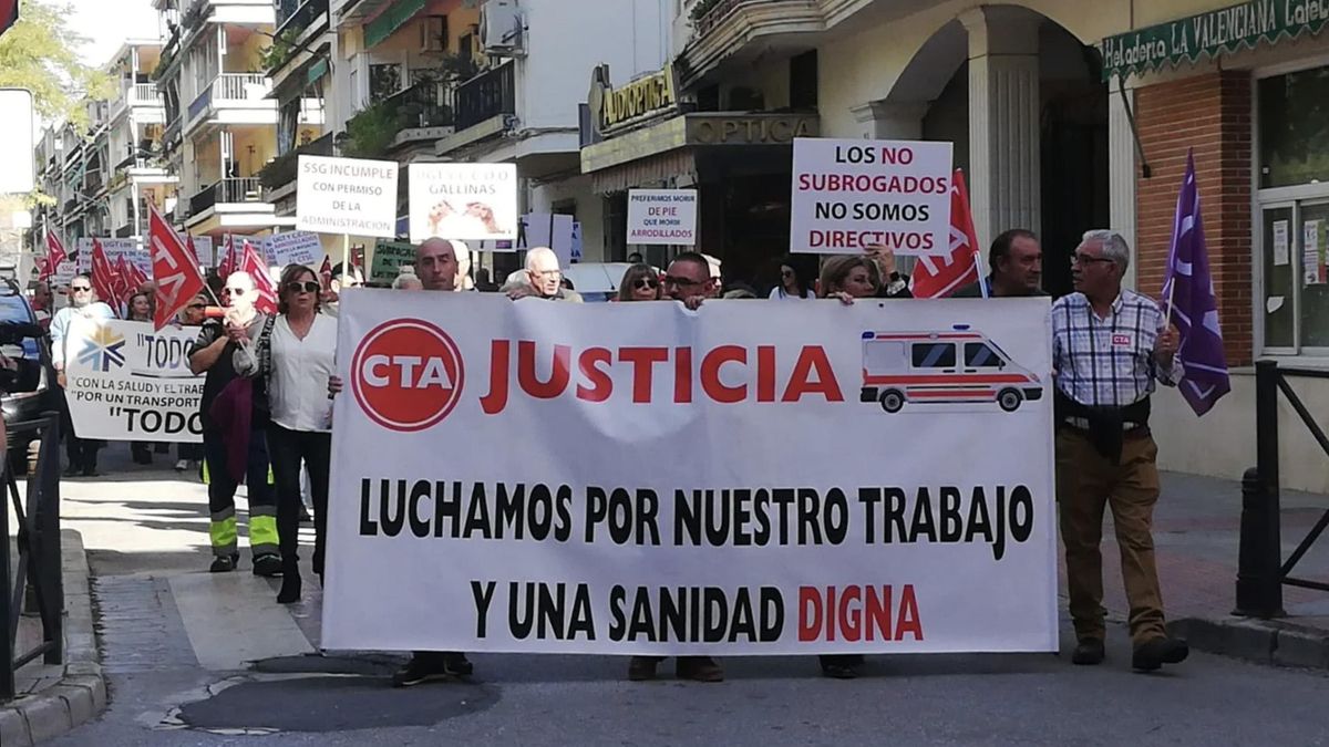 Una manifestación defiende en Cabra los empleos del servicio de ambulancias