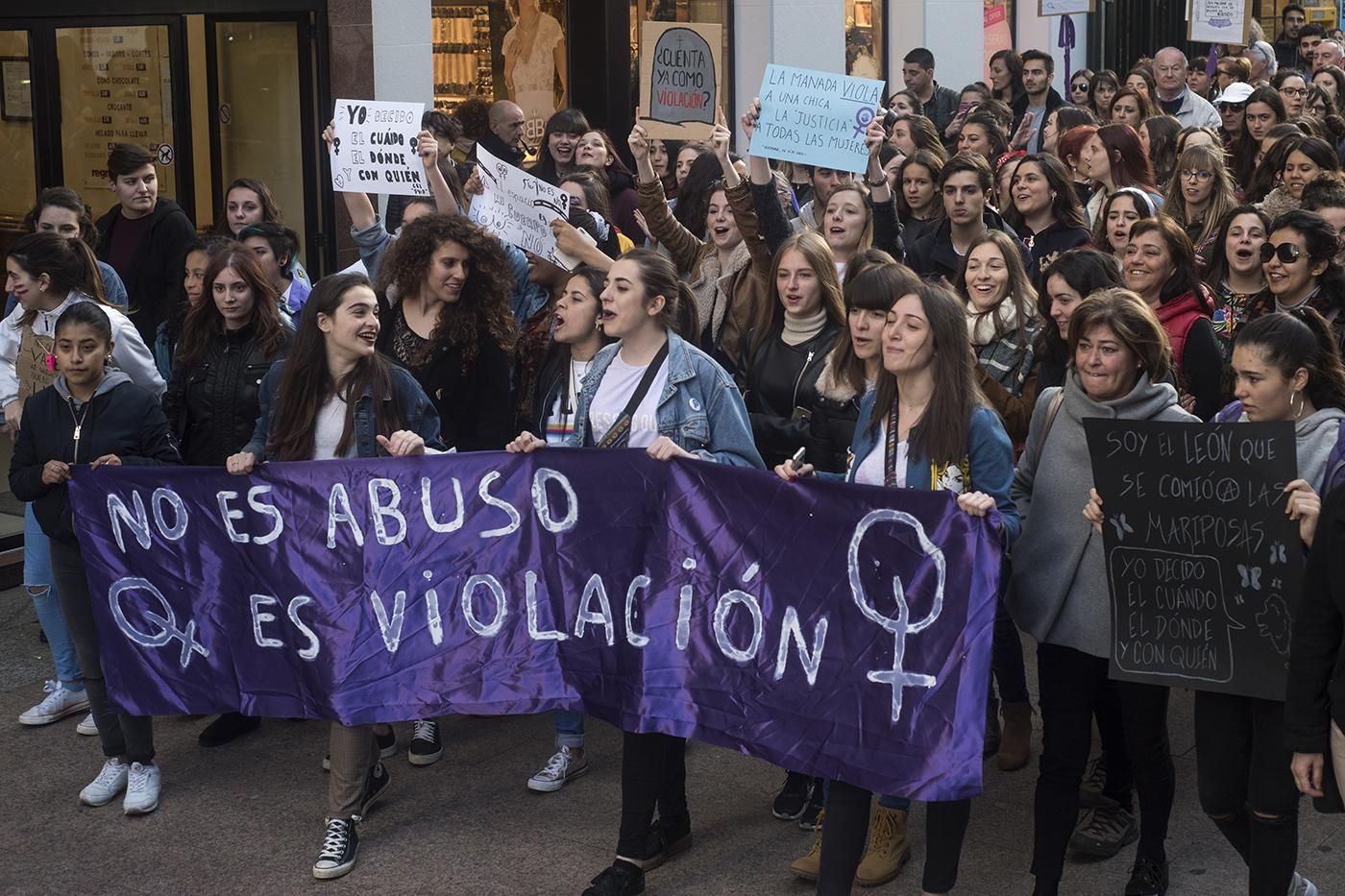 Manifestación feminista contra la sentencia de 'la Manada' en Santander. | JOAQUÍN GÓMEZ SASTRE