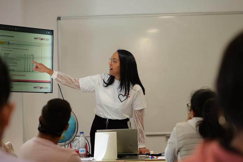Voluntaria en uno de los talleres de la Fundación Cibervoluntarios.